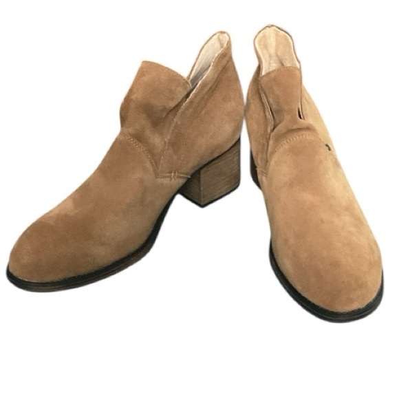 BearPaw Shoes - NWOB BearPaw Women's Tan Suede Boots 2.5” Heel